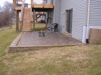Paver patio with retaining wall
